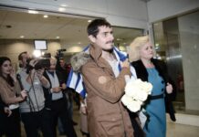 Επέστρεψε στην Ελλάδα ο 20χρονος ναυτικός που είχε απαχθεί στο Τόγκο – Τον υποδέχθηκαν με τη γαλανόλευκη