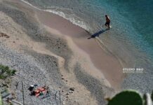 Ο καιρός τρελάθηκε – Βουτιές και ηλιοθεραπεία στο Ναύπλιο