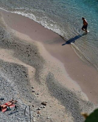 Ο καιρός τρελάθηκε – Βουτιές και ηλιοθεραπεία στο Ναύπλιο