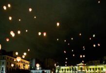 Υπερθέαμα η παραμονή Χριστουγέννων στην Αθήνα: Εκατοντάδες χάρτινα φαναράκια φώτισαν τον ουρανό!