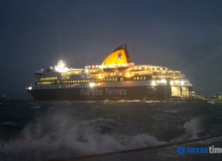 Το "Blue Star Delos" φτάνει στη Νάξο με 9 μποφόρ (ΒΙΝΤΕΟ)