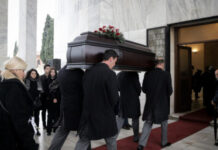Θάνος Μικρούτσικος: Σε λαϊκό προσκύνημα αυτή την ώρα, η σορός του (ΦΩΤΟ)
