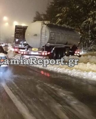 Οι νταλίκες που δίπλωσαν στη Μαλακάσα και δημιούργησαν κυκλοφοριακό κομφούζιο (ΒΙΝΤΕΟ)