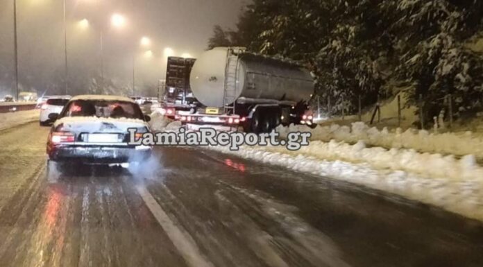 Οι νταλίκες που δίπλωσαν στη Μαλακάσα και δημιούργησαν κυκλοφοριακό κομφούζιο (ΒΙΝΤΕΟ)