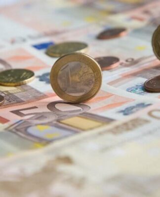 Μειώνονται φόροι και εισφορές από το 2020