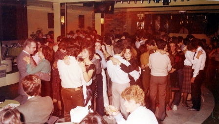 Μπαρμπαρέλα: Η θρυλική ντισκοτέκ των ’80s που ξεσήκωνε την Αθήνα, το μαλλί λασπωτήρας και οι καρεκλάδες - Εικόνα 3