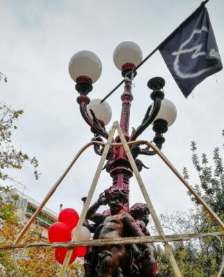 ΑΠΑΡΑΔΕΚΤΟ: Δείτε το «δέντρο» που στόλισαν οι αντιεξουσιαστές στα Εξάρχεια