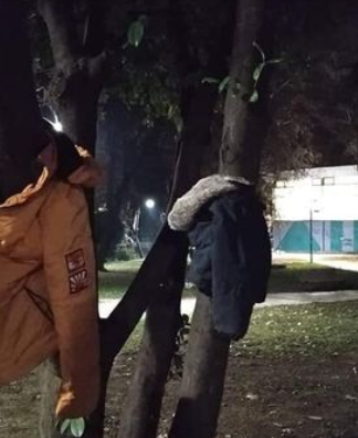 ΕΔΕΣΣΑ: Κάτοικοι κρεμούν μπουφάν στα δέντρα για τους άστεγους