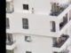 ΒΙΝΤΕΟ ΕΦΙΑΛΤΗΣ: 4χρονη περπατά στο περβάζι 4ου ορόφου (ΒΙΝΤΕΟ)