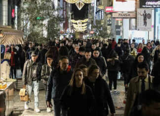 ΕΟΡΤΑΣΤΙΚΟ ΩΡΑΡΙΟ: Ανοίγουν σήμερα τα καταστήματα – Δείτε τι θα ισχύσει για Κυριακή και Δευτέρα