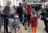 ΚΟΡΟΝΑΪΟΣ: Κινέζοι φοράνε πλαστικά μπουκάλια και σακούλες για να προστατευτούν από τον ιό