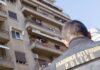 ΑΠΙΣΤΕΥΤΟ: Πήγε επίσκεψη και πέταξε το σκύλο από το μπαλκόνι