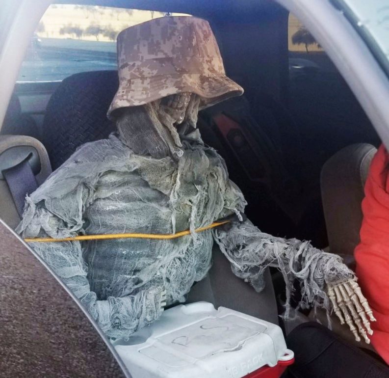 «Ελληνάρας» στις ΗΠΑ: Μεταμφίεσε σκελετό για να οδηγήσει παράνομα σε εθνική