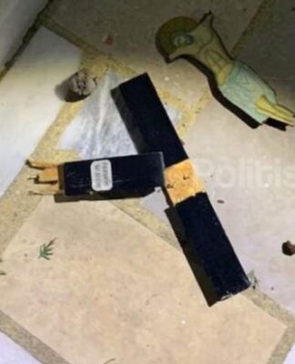 ΧΙΟΣ – ΣΟΚ: Αδίστακτοι κομμάτιασαν την εικόνα του Εσταυρωμένου στο προαύλιο