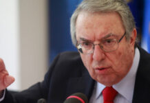 ΜΠΑΜΠΙΝΙΩΤΗΣ: Κορονοϊός ή κοροναϊός; – Δείτε το σωστό!