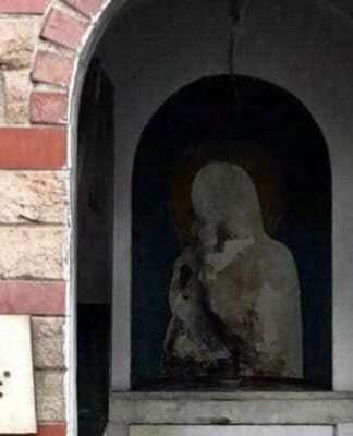 ΑΙΣΧΟΣ: Άγνωστοι βανδάλισαν την εικόνα της Παναγίας στη Θεσσαλονίκη (ΒΙΝΤΕΟ)