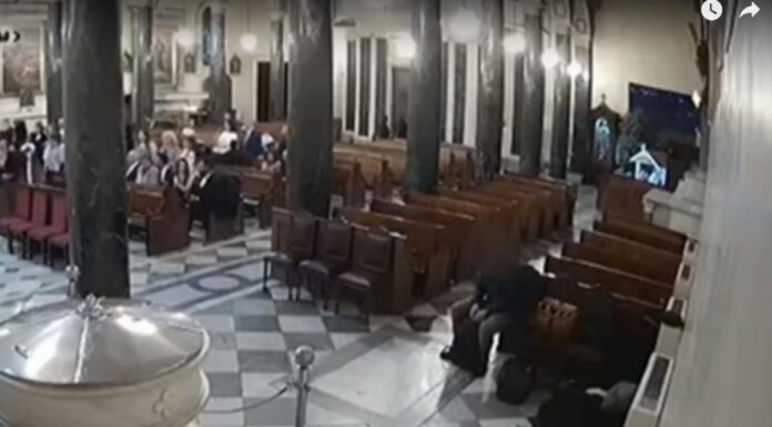 Αθεόφοβοι – Καρέ καρέ η ληστεία από σπείρα μέσα σε εκκλησία