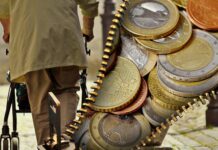 Συντάξεις: «Βόμβες» Βρούτση – Δείτε πόσο και πότε αυξάνονται