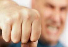 ΤΡΑΓΙΚΟ: Καθηγητής έριξε μπουνιά σε μαθητή για .. ένα μουστάκι!