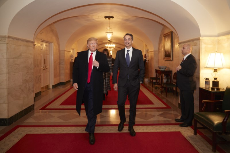 Ο Αμερικανός πρόεδρος με τον Ελληνα πρωθυπουργό βαδίζουν προς το οβάλ γραφείο 