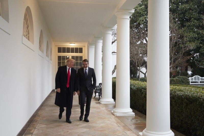 Ο Ντόναλντ Τραμπ περπατά με τον Κυριάκο Μητσοτάκη στο περιστύλιο του Λευκού Οίκου. 