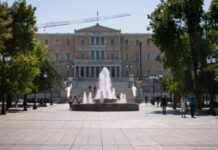 ΠΛΑΤΕΙΑ ΣΥΝΤΑΓΜΑΤΟΣ: Γέμισε ποντίκια – Μεγάλη επιχείρηση της Περιφέρειας