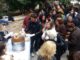 ΑΓΙΟΙ ΙΣΙΔΩΡΟΙ ΛΥΚΑΒΗΤΤΟΥ: Αναγνωρίζετε ποιος διάσημος βοηθά στο συσσίτιο; (ΦΩΤΟ)