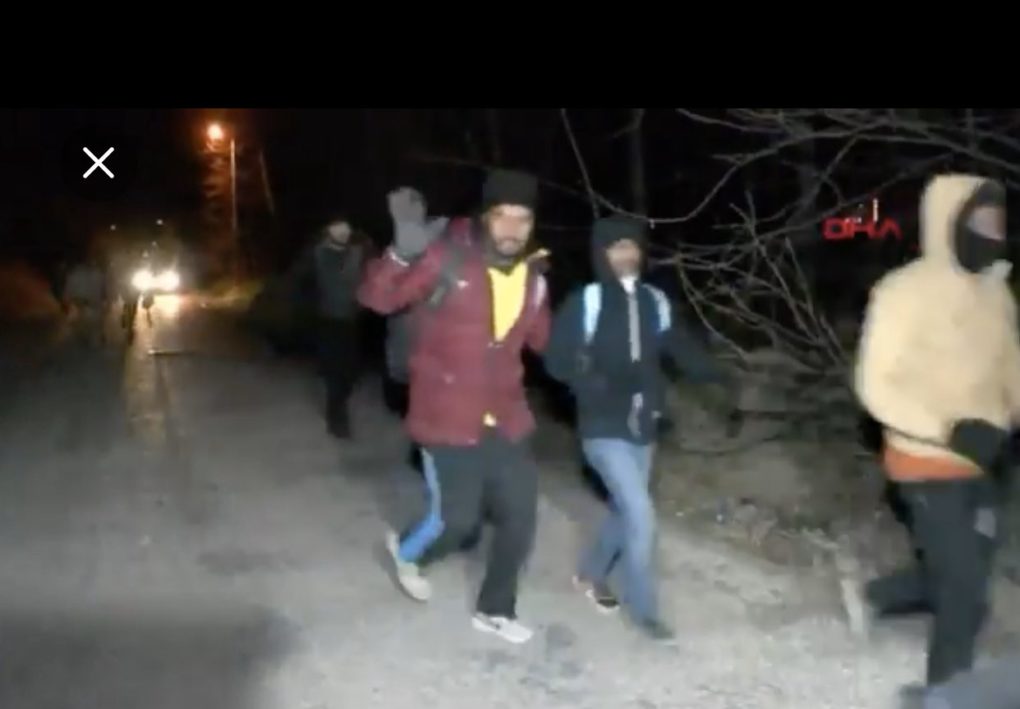 Άνοιξε τα σύνορα ο Ερντογάν: Βίντεο με πρόσφυγες να περνούν ελεύθερα μέσα στην Ελλάδα - Εικόνα 2