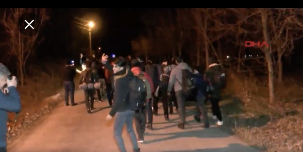 Άνοιξε τα σύνορα ο Ερντογάν: Βίντεο με πρόσφυγες να περνούν ελεύθερα μέσα στην Ελλάδα - Εικόνα 3