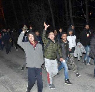 ΣΟΚΑΡΙΣΤΙΚΟ ΒΙΝΤΕΟ: Άνοιξε τα σύνορα ο Ερντογάν – Δείτε πόσοι πρόσφυγες περνούν ελεύθερα μέσα στην Ελλάδα
