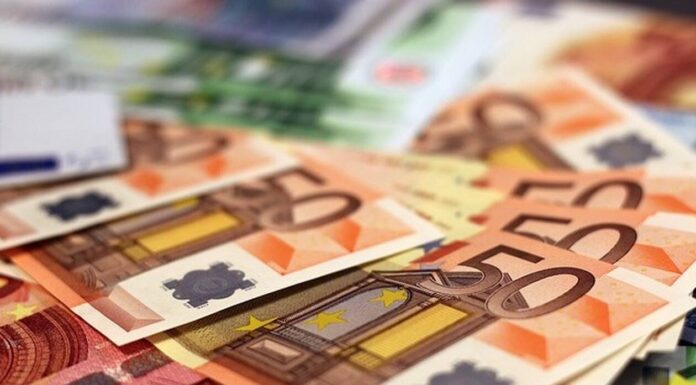 Πότε «κλειδώνει» η αύξηση του κατώτατου μισθού – Οι διαβουλεύσεις, οι εκθέσεις και οι ωφελημένοι