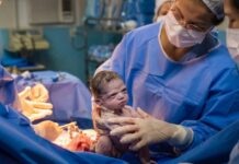 ΦΟΒΕΡΟ: Νεογέννητο κοιτά με νεύρα τον μαιευτήρα (ΦΩΤΟ)