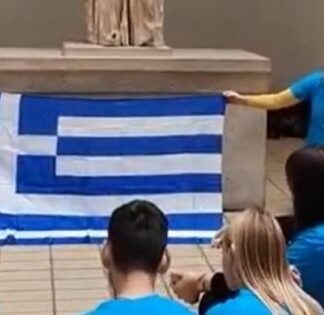 ΣΥΓΚΙΝΗΤΙΚΟ: Κρητικόπουλα τραγούδησαν το «Τζιβαέρι» μπροστά στην «ξενιτεμένη» Καρυάτιδα (ΒΙΝΤΕΟ)