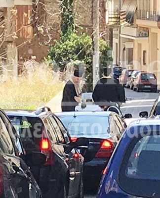 ΑΙΓΙΟ: Έκαναν αγιασμό από καρότσα αγροτικού για να φύγει ο Κορωνοϊός