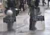 ΕΞΑΡΧΕΙΑ: Επίθεση κατά αστυνομικών με πέτρες, ξύλα και καρέκλες