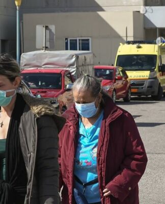 ΚΟΡΩΝΑΪΟΣ: Nέες οδηγίες από τον ΕΟΔΥ – Πώς ορίζεται η «στενή επαφή» και το «κρούσμα»