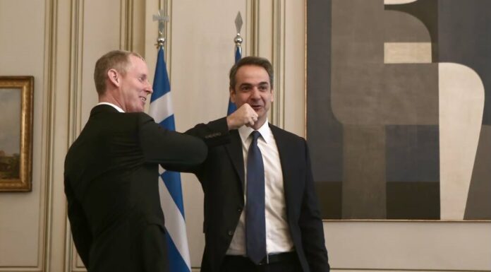 ΚΟΡΩΝΑΪΟΣ: Τέλος οι χειραψίες στο Μαξίμου – Αλλαγή ηθών λόγω του ιού (ΦΩΤΟ)