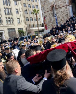 ΚΑΛΛΙΝΙΚΟΣ – ΠΕΙΡΑΙΑΣ: Χιλιάδες πιστοί αποχαιρέτησαν τον Μακαριστό Μητροπολίτη (ΒΙΝΤΕΟ + ΦΩΤΟ)