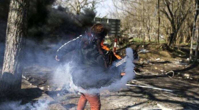 ΣΟΚΑΡΙΣΤΙΚΟ ΒΙΝΤΕΟ: Μετανάστες φωνάζουν «Αλάχ Ακμπάρ» και επιτίθενται σε Έλληνες