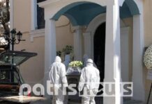 Με μάσκες και στολές η κηδεία του πρώτου νεκρού από κορονοϊό στην Ελλάδα