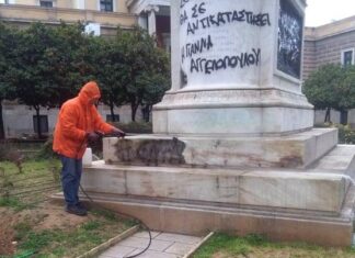 ΑΙΣΧΟΣ: Αγνωστοί βανδάλισαν τον ανδριάντα του Κολοκοτρώνη (ΦΩΤΟ)