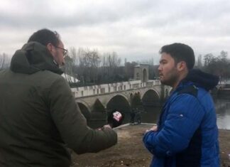 ΕΒΡΟΣ – ΣΟΚ: Τούρκος δημοσιογράφος πιέζει μετανάστη να περάσει τα σύνορα (ΒΙΝΤΕΟ)
