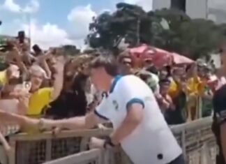 ΚΟΡΩΝΟΪΟΣ: Χειραψίες και selfies με εκατοντάδες υποστηρικτές ο Μπολσονάρου