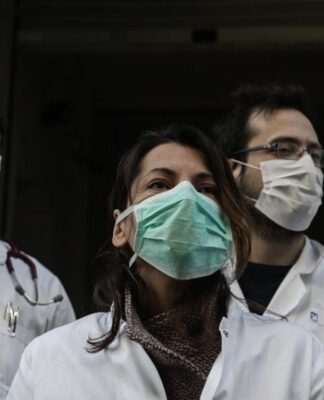 ΚΟΡΩΝΟΪΟΣ: Φοιτητές Ιατρικής των ελληνικών πανεπιστημίων ζητούν να μπουν στη «μάχη»