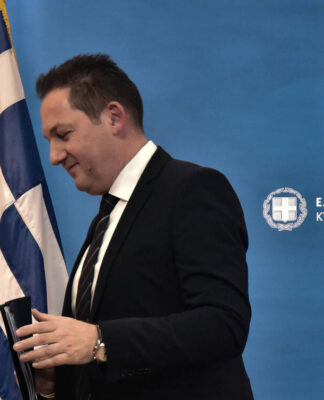 Κοροναϊός – Πέτσας: Θεσπίζεται άδεια ειδικού σκοπού σε γονείς με πλήρεις αποδοχές