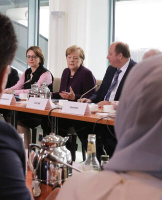 Κοροναϊός – Βίντεο: Υπουργός δεν έκανε χειραψία στη Μέρκελ – Πώς αντέδρασε