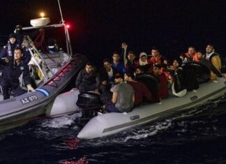 Σοβαρό επεισόδιο στον Έβρο:Επίθεση δουλεμπόρων με…χατζάρες σε φουσκωτό του Λιμενικού μέσα στο ποτάμι