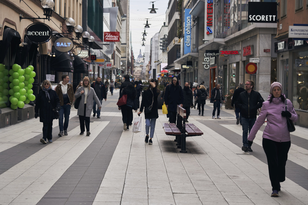 Σουηδοί περπατούν στους δρόμους της Στοκχόλμης