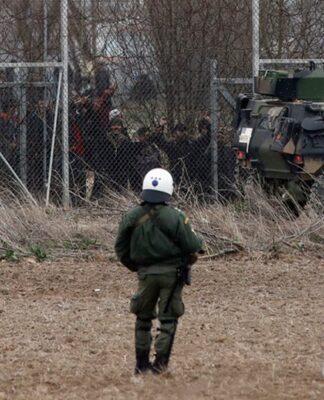 ΕΒΡΟΣ: Σοκαριστικό βίντεο – Τούρκος στρατιώτης εκτοξεύει χημικά προς τις ελληνικές δυνάμεις