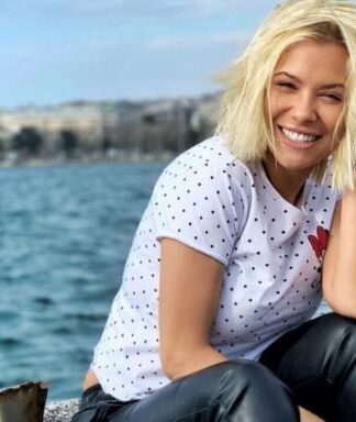 ΛΑΟΥΡΑ ΝΑΡΓΕΣ: Ποζάρει μόνο με το μπικίνι της – Θα εκπλαγείς με το σώμα της